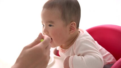 Poster - 離乳食を食べる5ヶ月の赤ちゃん