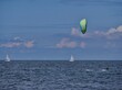 Segelboote auf der Ostsee und Kitesurfen