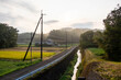 © sigmaphoto - 農村部の美しい朝靄と小川