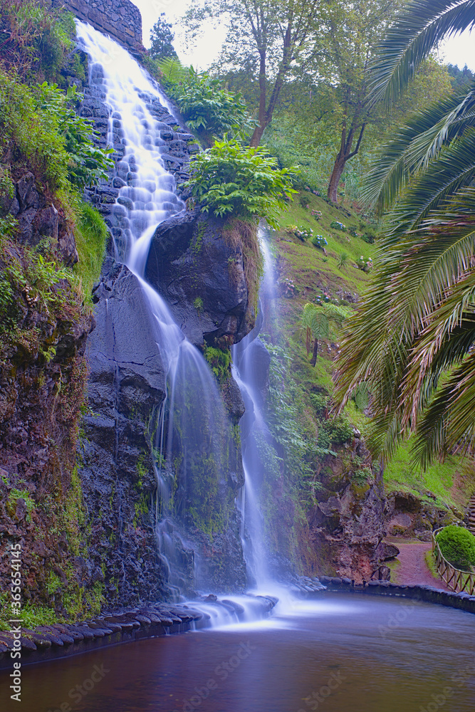 Wodospad za Azorach - obrazy, fototapety, plakaty 