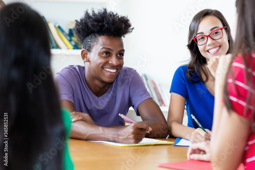 Lachender afrikanische Jugendlicher beim Sprachtest Fototapete
