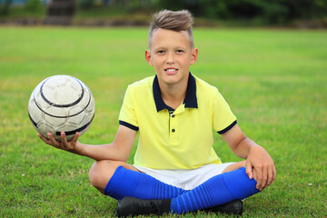 Aufkleber -  boy soccer player sitting on the soccer field
