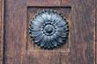 © PicsArt - Détail motif floral découpé en métal sur une vieille porte en bois vintage