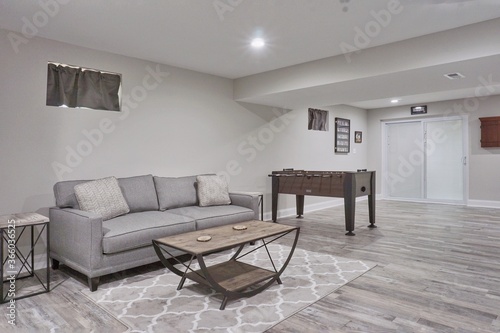Fotografía Large basement with a modern interior design in bright lighting