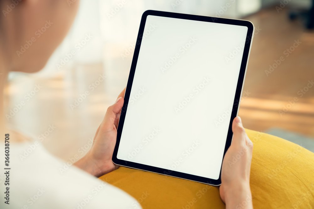 Hand holding digital tablet mockup of blank screen. Take your screen to put on advertising. - obrazy, fototapety, plakaty 
