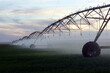 Arroseur agricole pulvérisant de l'eau sur un champ