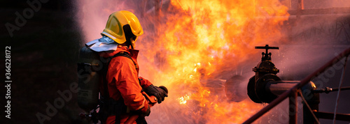 Fotografía Panorama Firefighters use water fog spray down fire from oil rig factory explosi