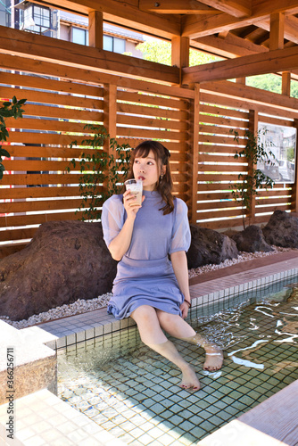 足湯に入浴中の若い女性 Foto De Stock Adobe Stock