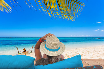 Poster - Femme au chapeau de sur plage du Morne, île Maurice 