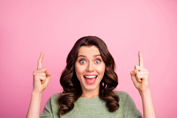 Wall Mural - portrait astonished energetic girl point index finger copyspace present ads promotion impressed scre