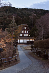 Casa tradicional japonesa de la region de Shirakawago, techo a dos aguas de paja ,se encuentra al final de un camino