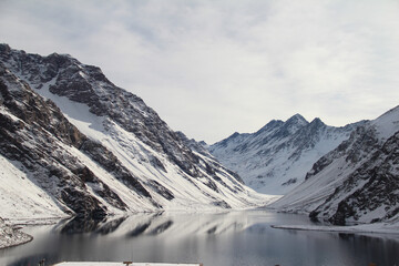 Laguna del Inca, refletida nas águas, Estação Portilo, Santiago, Chile