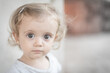 © Pablo Gazzola - Retrato de niña rubia de ojos grandes mirando hacia la cámara
