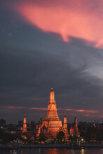 Templo Wat Arun Al Atardecer Con El Cielo Lleno De Nubes
