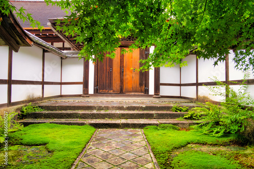 京都 龍安寺境内の参道 Adobe Stock でこのストック画像を購入して 類似の画像をさらに検索 Adobe Stock