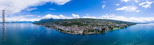 Fotografía Aerial view of Evian (Evian-Les-Bains) city in Haute-Savoie in France