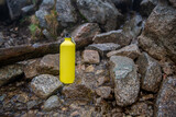 Fototapeta  - lekka, praktyczna i trwała butelka na wodę wykonana z metalu. Ekologiczne rozwiązanie.