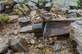 Fototapeta  - czysta górska woda znaleziona podczas pieszej wędrówki