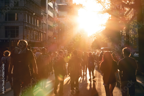 Cuadros en Lienzo New York City 2020 - Crowd of people walk into the light of sunset at a peaceful