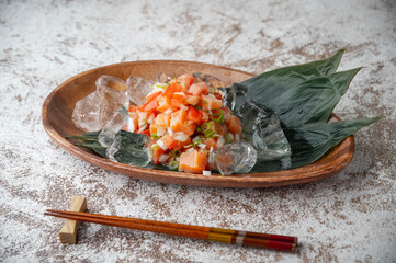 Wall Mural - lomi-lomi salmon with ice in wooden plate