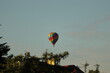 lot  kolorowym  balonem  wysoko  nad  miastem