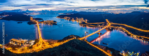 Fotografía Evening of Tsing Ma Bridge, 14th longest span suspension bridge in the world, Ho
