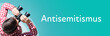 Antisemitismus. Mann mit Fernglas aus Vogelperspektive. Beobachtung, Draufsicht, Panorama. Business Text auf blau. Statistik, Wirtschaft