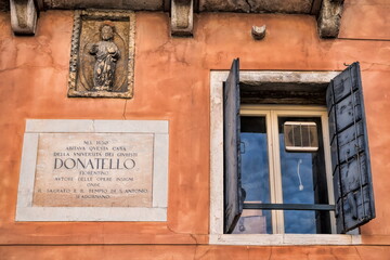 Wall Mural - padua, italien - fenster mit gedenktafel von donatello an seinem alten wohnhaus