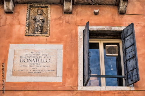 Cuadros en Lienzo padua, italien - fenster mit gedenktafel von donatello an seinem alten wohnhaus