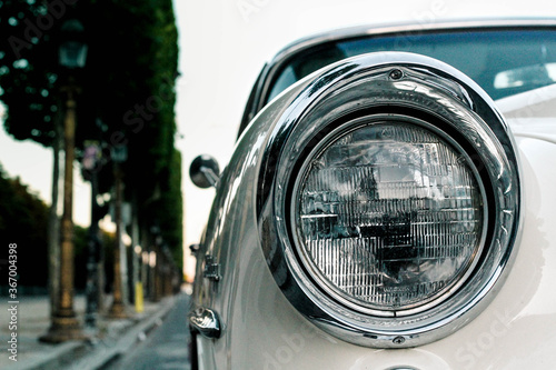 Fotomural Phare de voiture de collection de couleur blanche dans une rue de Paris près des