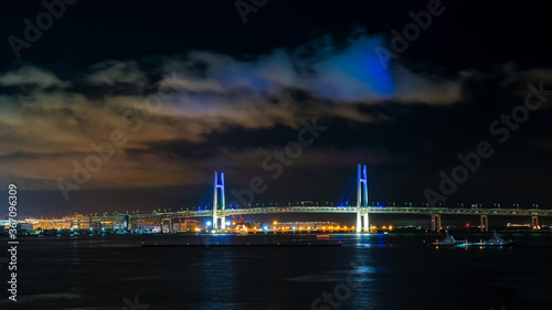 横浜ベイブリッジの夜景 青色のライトアップ Stock Photo Adobe Stock 横浜ベイブリッジの夜景 青色のライトアップ Stock Photo Adobe Stock