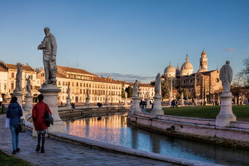 Sticker - padua, italien - prato della valle in padua mit basilika der hl. Justina im hintergrund