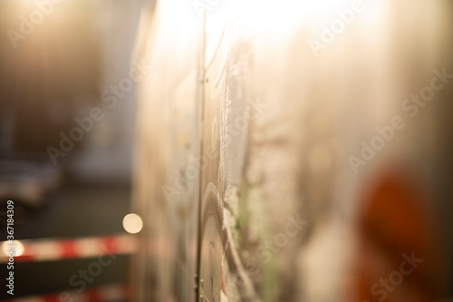 Fotografía Mauer im Gegenlicht mit unscharfem Hintergrund