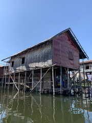 Poster - Maison sur pilotis au lac Inle, Myanmar