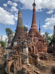 Wall Mural - Stupas du temple Shwe In Dein au lac Inle, Myanmar