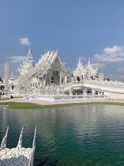 Sticker - Lac devant le Temple blanc ou Wat Rong Khun à Chiang Rai, Thaïlande