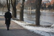 zimowy spacer promenadą wzdłuż rzeki