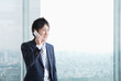 © maco - 遠くを見つめるビジネスマン