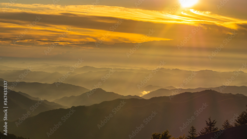 Na zdjęciu widzimy poranek nad szczytami pasma górskiego (Apeniny). Włoski Park Przyrodniczo-Krajobrazowy Campigna. - obrazy, fototapety, plakaty 