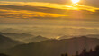 Na zdjęciu widzimy poranek nad szczytami pasma górskiego (Apeniny). Włoski Park Przyrodniczo-Krajobrazowy Campigna.