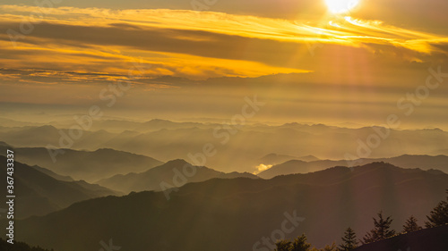 Fototapeta Apeniny  na-zdjeciu-widzimy-poranek-nad-szczytami-pasma-gorskiego-apeniny-wloski-park-przyrodniczo-krajobrazowy-campigna