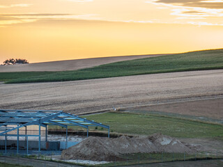 Wall Mural - Landwirtschaftliches Gebäude bei Sonnenuntergang