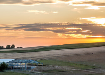 Wall Mural - Landwirtschaftliches Gebäude bei Sonnenuntergang