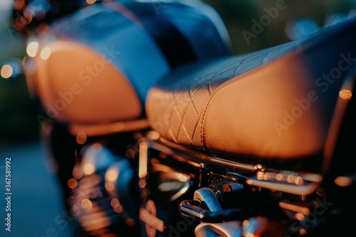 Cuadros en Lienzo Shallow focus closeup shot of a motorcycle seat during the sunset