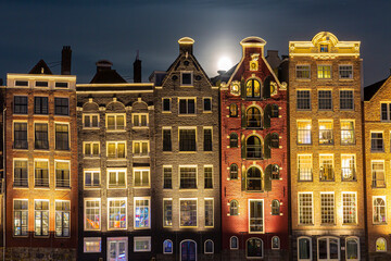 Wall Mural - Amsterdam Damrak traditional Dutch architecture at night