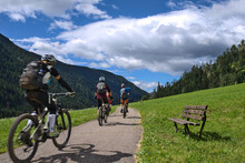 Ciclisti Sulle Strade Di Moena, Località Di Montagna Nelle Dolomiti Del Trentino Alto Adige, Tra La Val Di Fiemme E La Val Di Fassa