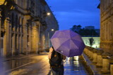 Fototapeta Do przedpokoju - Caminando bajo la lluvia