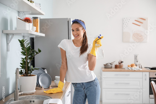Fotografía Beautiful young woman cleaning kitchen