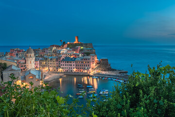 Vue du port de Vernazza de nuit, village coloré des Cinque Terre, Ligurie, Italie. 