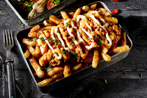 Photographie Spicy fried potato chips with savory beef